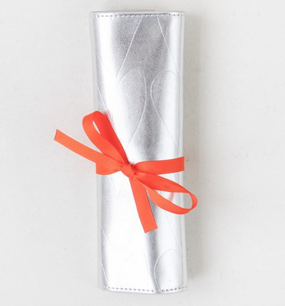 CAROLINE GARDNER Silver Metallic Hearts COLOURING PENCIL ROLL & Crayons NEW