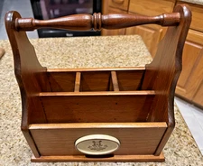 VINTAGE WOOD SILVERWARE CADDY WITH HANDLE & OFF WHITE DECOR Badge & Napkins