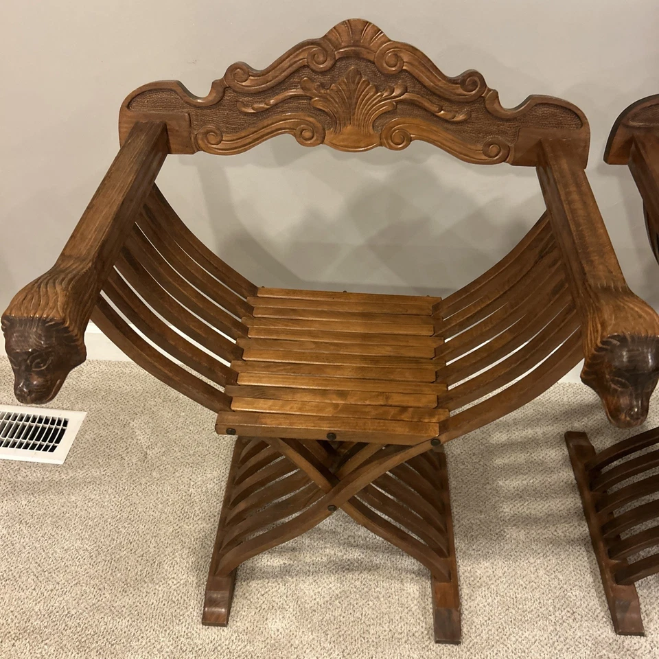 Sillas plegables vintage italianas renacentistas talladas cabezas de león - dos Foto 2 de 4