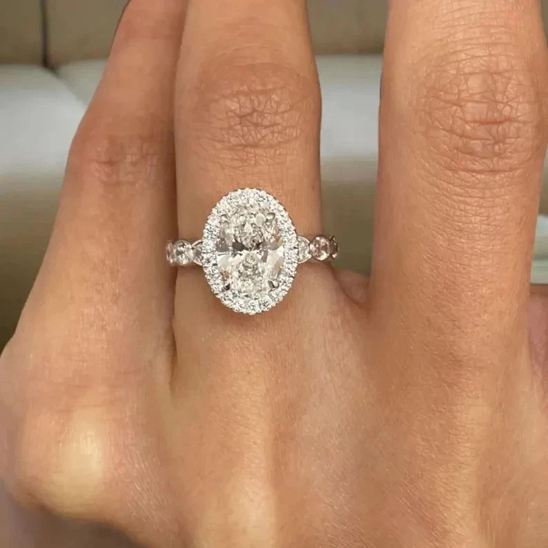 Anillo de compromiso con halo de moissanita de corte ovalado de 4,40 quilates acabado en oro blanco de 14 k Foto 2 de 4