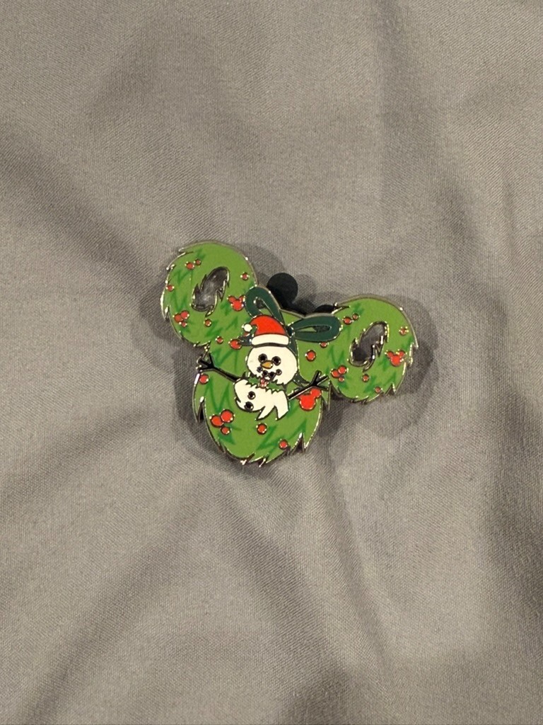 Disney Christmas Holiday Mickey Mouse Head Wreath Santa Snowman Pin 2023 OE Pin