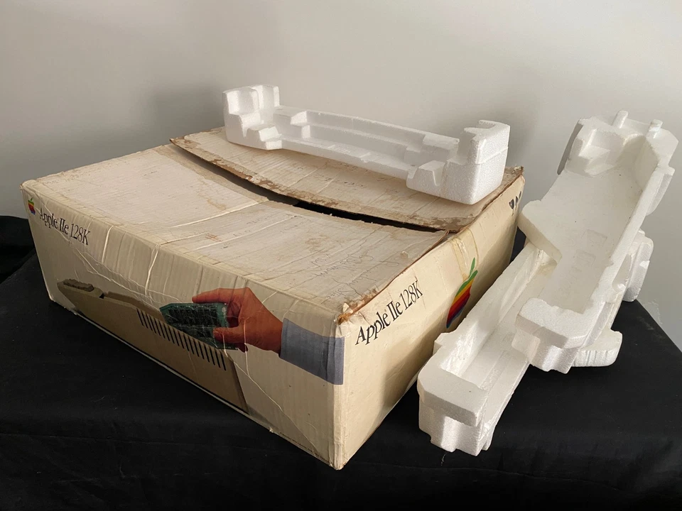 Apple iie 2e Pal 1982 - With monitor, disk drive and boxes - image 2 of 4