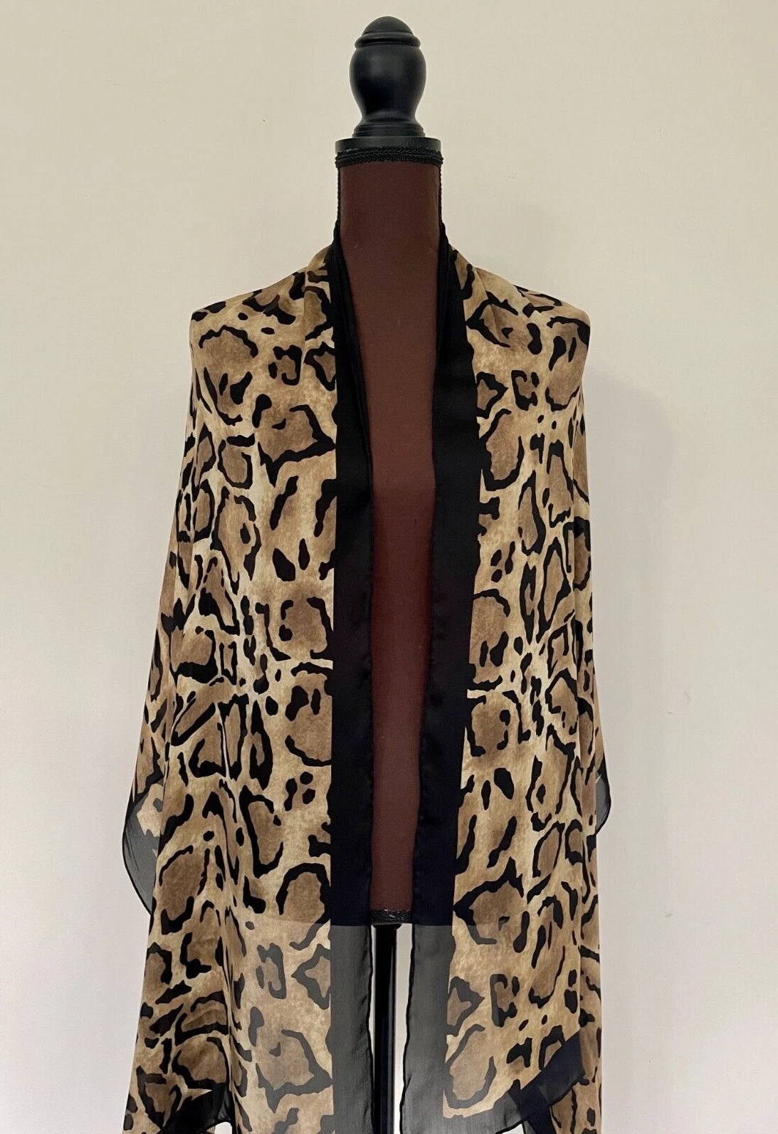 Gucci écharpe GG logo imprimé animal noir beige soie étole enveloppante avec boîte cadeau Gucci