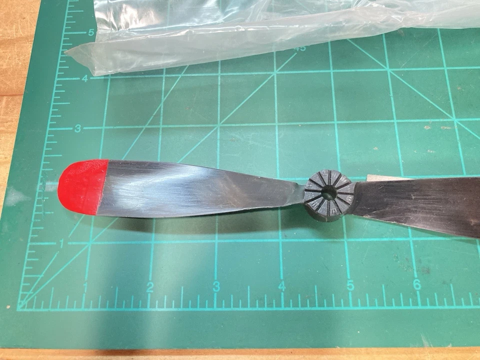 Hélice Parkzone PKZ1019 P-51 puntas rojas 9x6 usada Foto 4 de 4