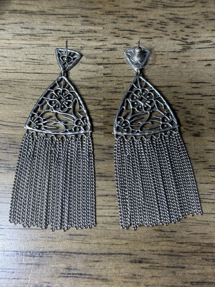 Brincos de gota de borla tom prata KENDRA SCOTT Ana - Imagem 3 de 4