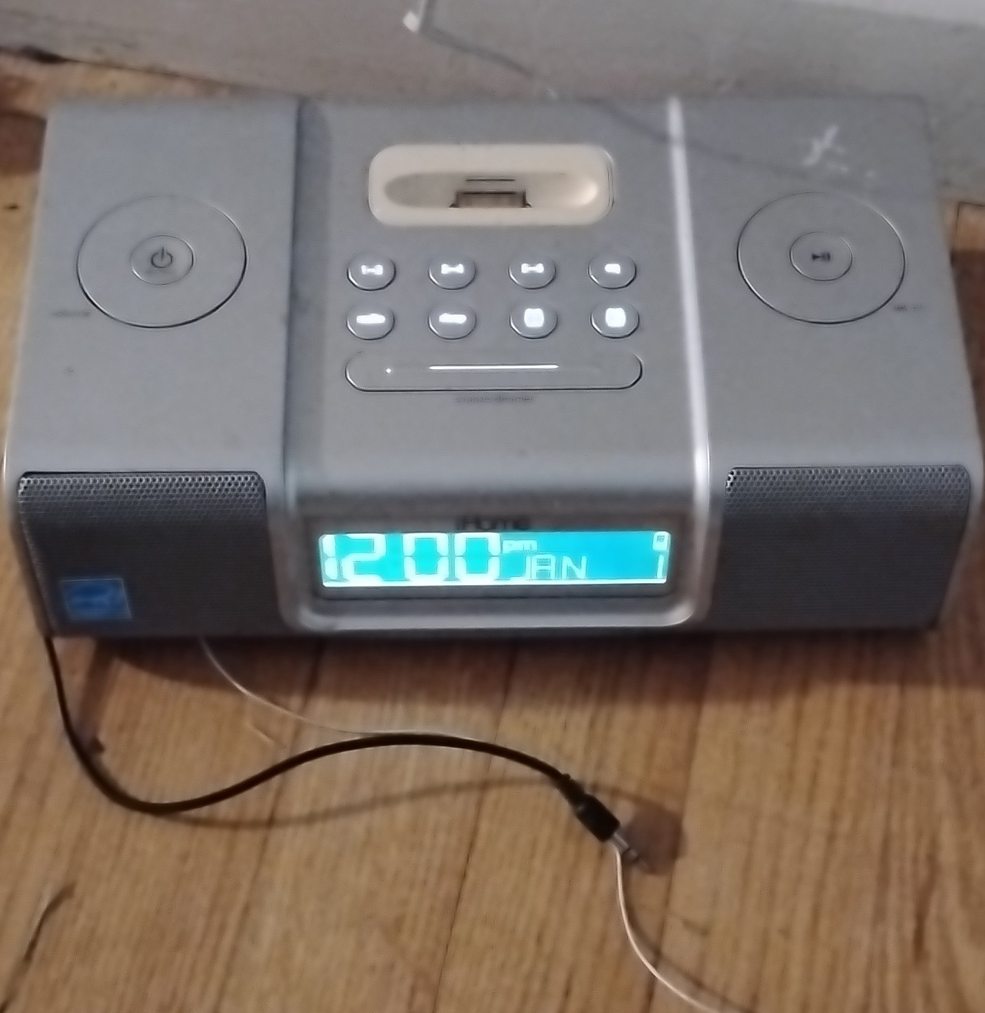 iHome iP9 Clock Radio Silver Dual Alarm AM/FM Radio iPod Dock Digital Display