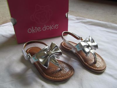 NWT Girls OKIE DOKIE SILVER THONG SANDALS with BOW, size M, Bethany