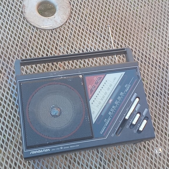 Vintage Soundesign AM/FM Portable 2 Band Radio 2212 | eBay
