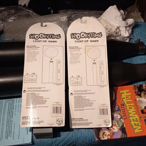 Vintage 2004 Spookytime Halloween Light-up Wand Set. New/Never Opened. - Bild 2 von 2