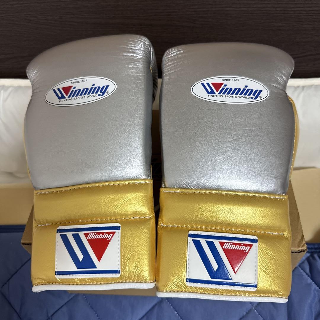 Winning Boxing Gloves CO-MS-500 14oz Silver and Gold Pro String