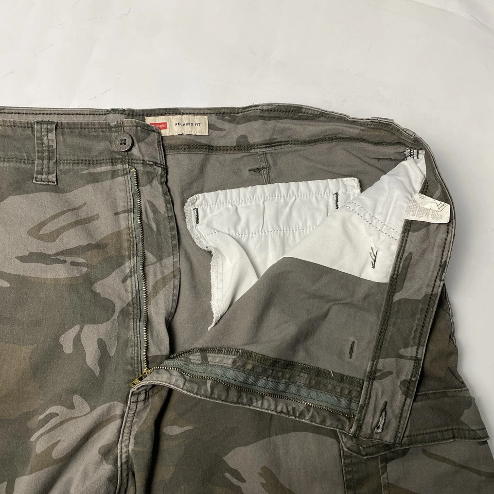 Wrangler Men's Green Cargo Hiking Shorts 10" Camo Relaxed Fit Canvas Size 44 - Image 4 of 4