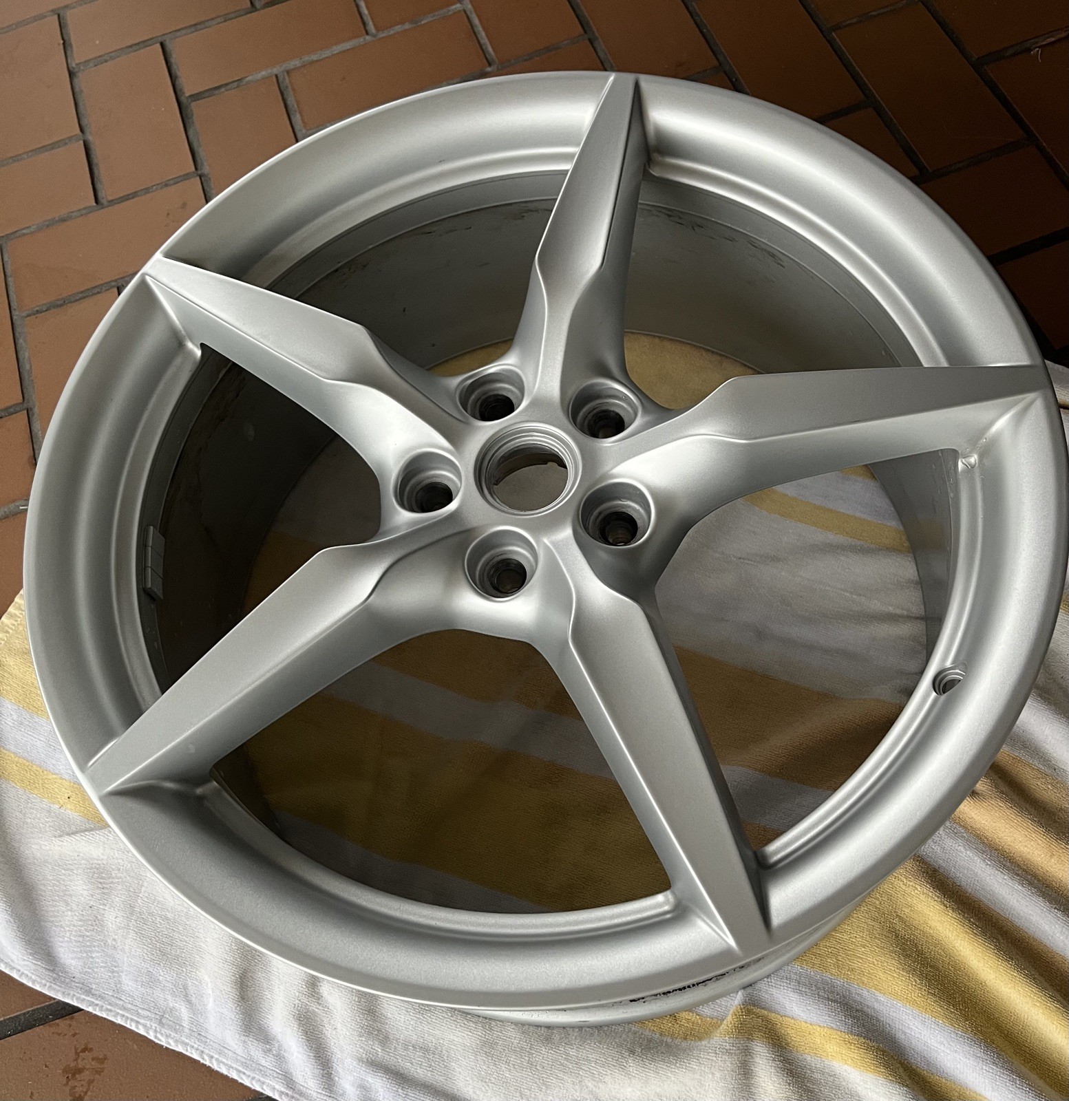 Ferrari 488 - Front Wheel 9Jx20 H2 Felge hinten Grigio Corsa 318889 