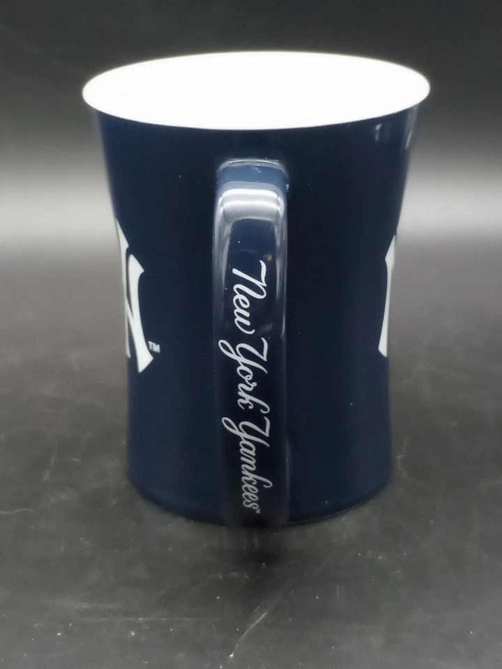 Taza de café azul marino de los New York Yankees. Yankees en relieve Foto 3 de 4