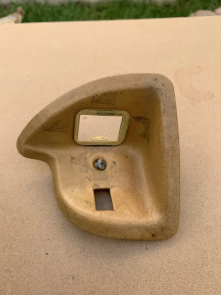 Cubierta de panel de embellecedor de maletero izquierdo MERCEDES W123 S123 Foto 2 de 3