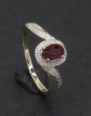 Ring 9 Karat Gelbgold ovaler Rubin & Diamant gedreht Größe O (80.26.214)