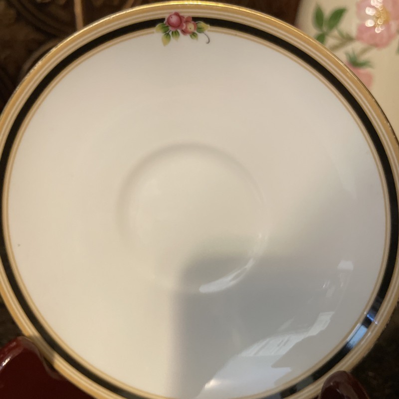 Wedgwood Clio Saucer 5 3/4″ Leigh Shape Gold Rim Bone China VTG 1992