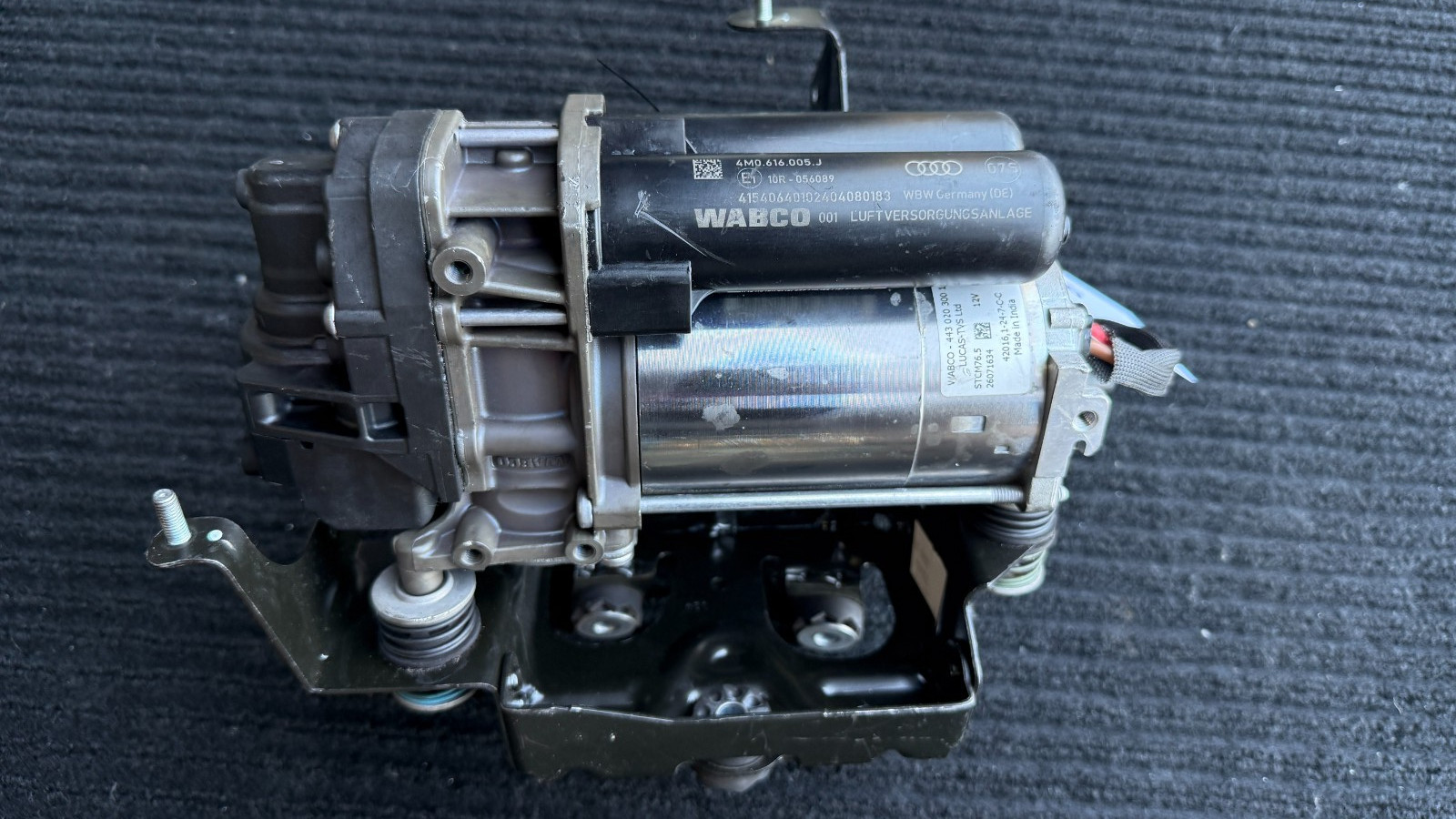 BENTLEY BENTAYGA AIR COMPRESSOR 4M0616005J VALVE UNIT