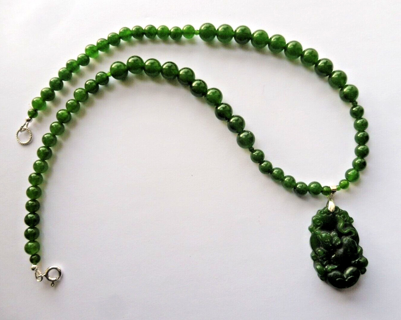 Collier en jade jadéite et argent massif : le cadeau d'anniversaire idéal sur mesure