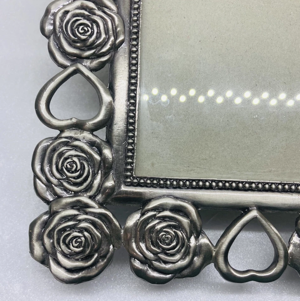 Marco de fotos de peltre vintage pétalos de rosa borde de corazón arte ornamentado decoración pesado BB Foto 4 de 4