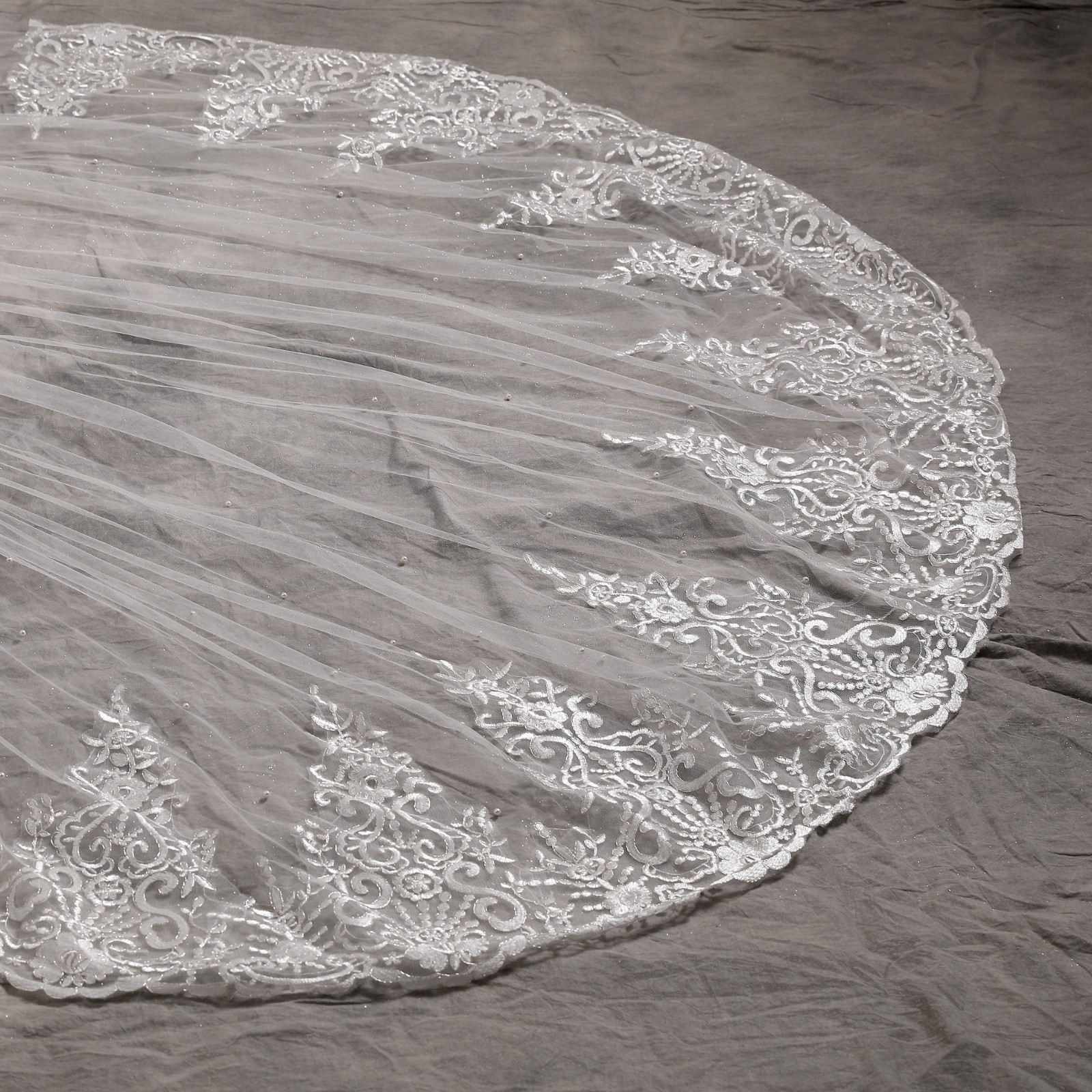 Shining Tulle with Pearls and Lace Royal Bridal Veil thumbnail 3