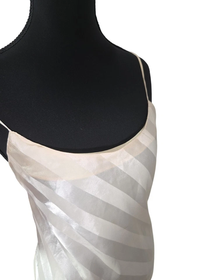 Maxi Vestido Sin Mangas De Colección Victorias Secret Etiquetas Doradas Crema Rayas Satén Foto 3 de 4