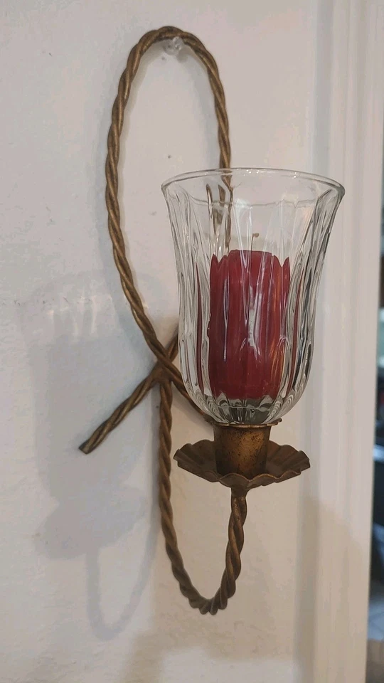 Aplique de pared de cuerda torcida de metal dorado Homco de colección con globo y vela roja Foto 2 de 4