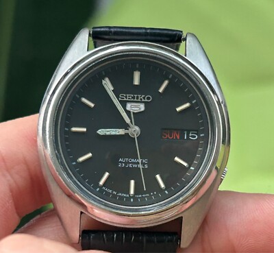 AUTOMATIK SEIKO 5 VINTAGE SCHWARZES ZIFFERBLATT DAY DATE 7S26 ARMBANDUHR