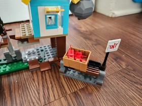 LEGO The Angry Birds Movie: Pig City Teardown 75824, Bird Island Egg Heist 75823