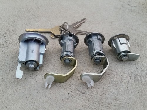 Toyota FJ40 FJ45 Land Cruiser 1979 - 1984 lock set NEW 69005-90316 - Picture 3 of 3