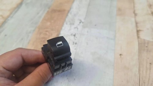 BMW 5 Touring F11 Schalter für Fensterheber hinten links ME37AR00147 33979353