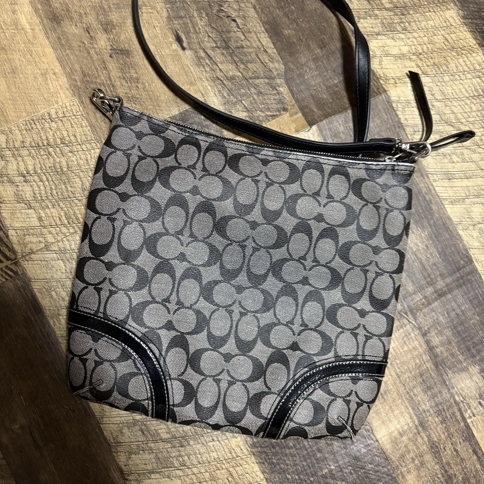 Borsa a tracolla Coach Peyton Signature File F18926 nero fumo e bordo in pelle