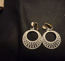 Costume Marilyn Monroe posseduto e indossato clip-on cerchi bianchi Sydney Guilaroff