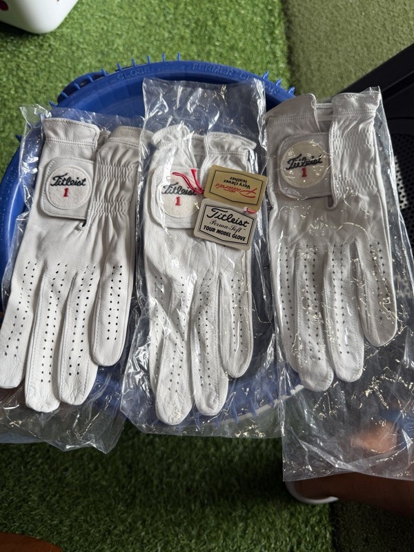 3 Titleist  Golf Gloves Men's  Med Large Fits on Left Hand New  Vtg Stock RARE