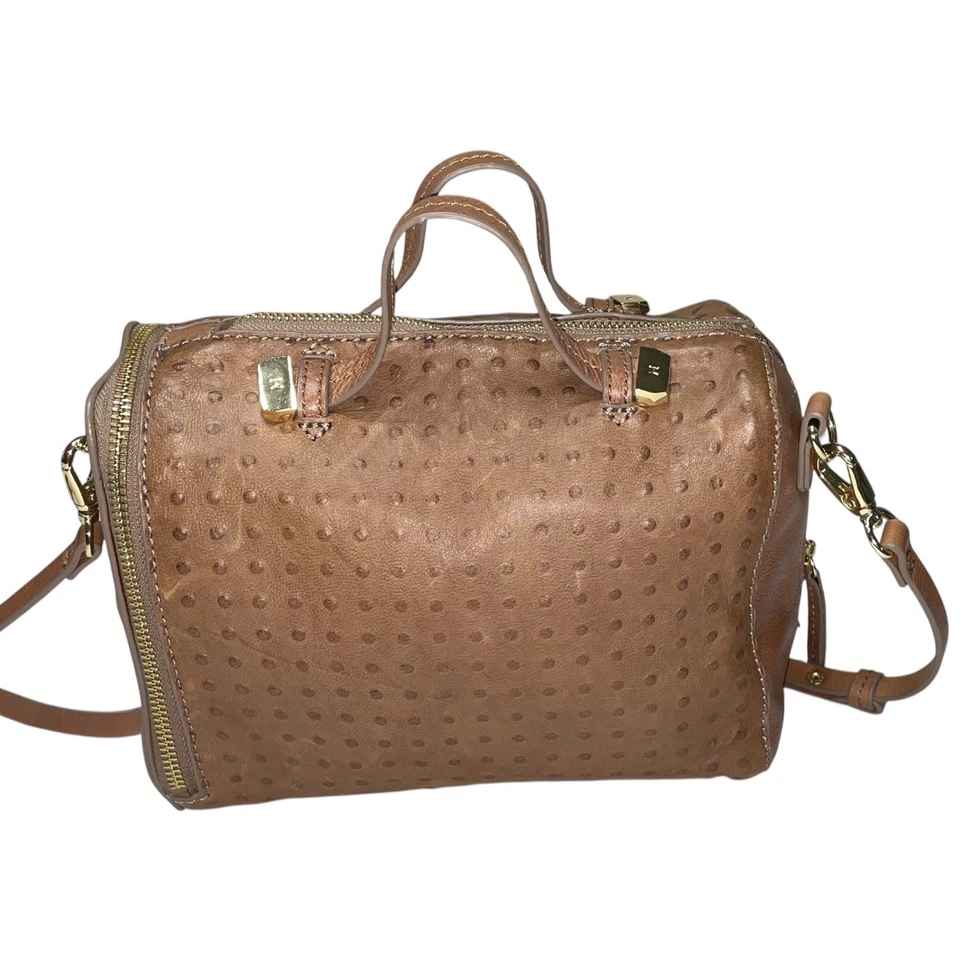 Bolso de hombro Halston Heritage de cuero marrón con patrón de avestruz Foto 2 de 4