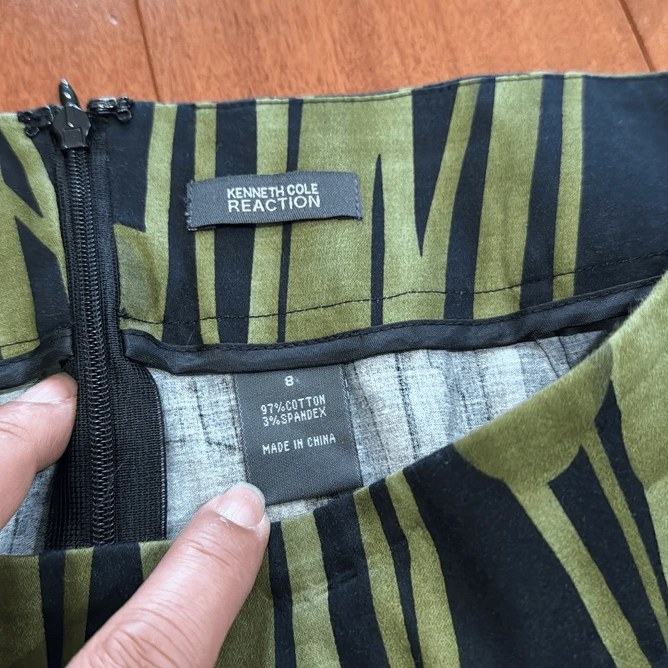 Falda plisada línea A Kenneth Cole Reaction para mujer negra verde floral con cremallera talla 8 Foto 4 de 4