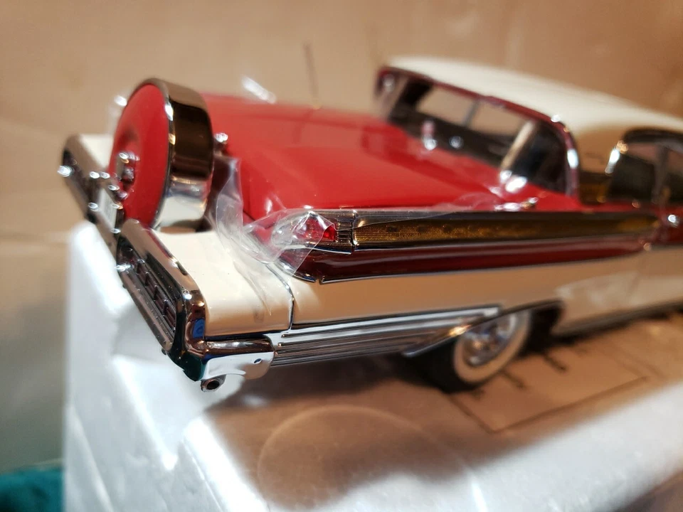 DANBURY MINT 1/24TH SCALE 1957 MERCURY TURNPIKE CRUISER!!! RED AND WHITE LOOK!!! - Image 2 of 4