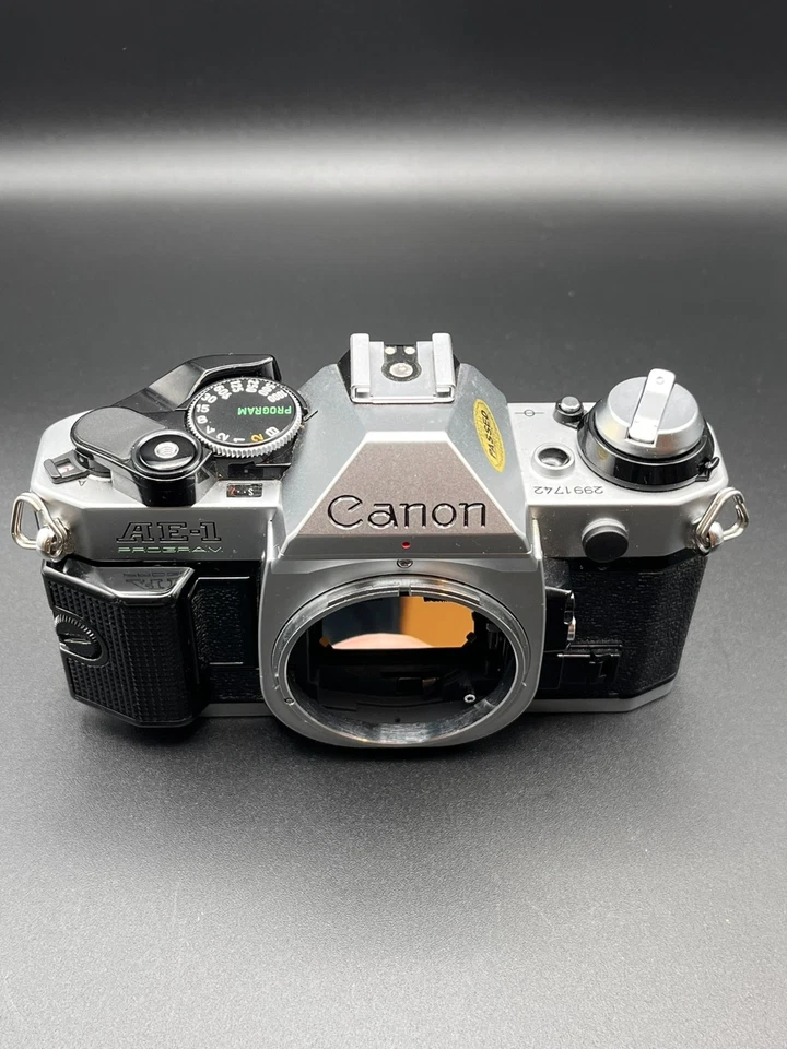 Canon AE-1 Program  - 35mm SLR Film Camera - Immagine 2 di 4