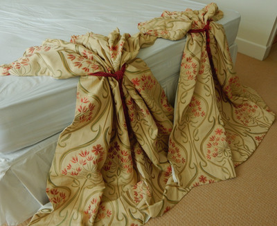 Ashley Wilde Paar Vorhänge 53 Zoll T 63 Zoll B Wandteppich Jugendstil große Blumen