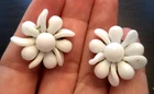 STUNNING VINTAGE ESTATE HIGH END MILK GLASS FLOWER 1" SCREW EARRINGS! G38816