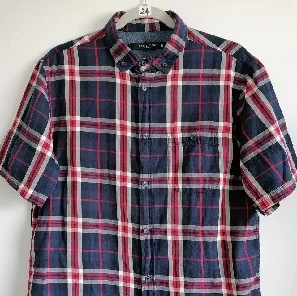 Camisa masculina xadrez 19 Noventa: Uma manga curta vermelha branca azul botão para cima tamanho M - Imagem 2 de 4