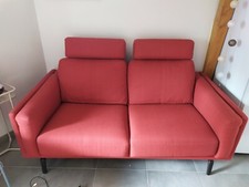 Canapé LEOLUX en tissu de couleur rouge brique haut de gamme