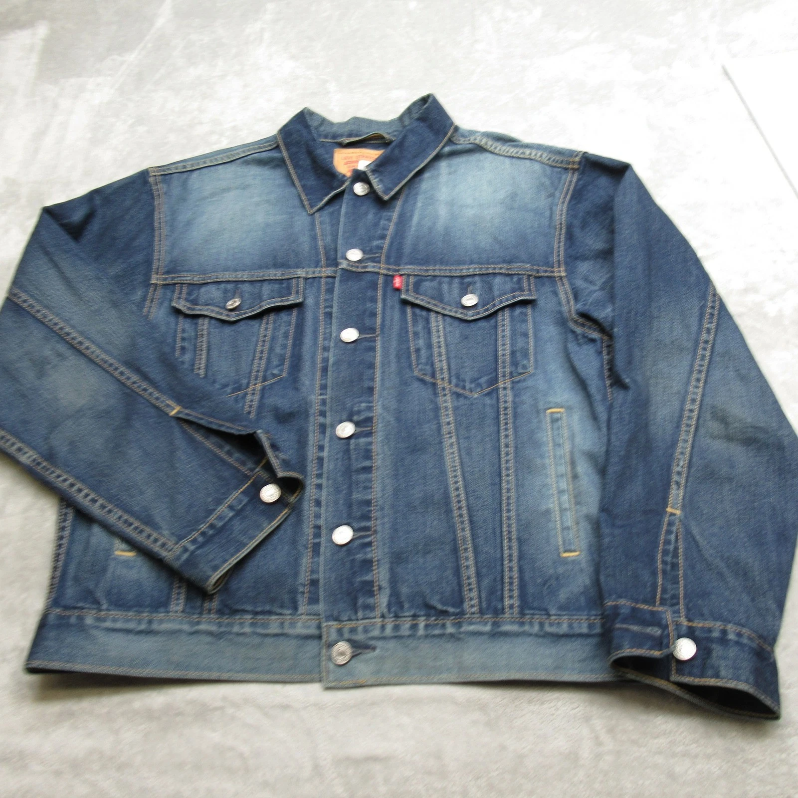 Levis Denim Jacket Men Medium Blue Button Relaxed Trucker Hippie Whisker Patch
