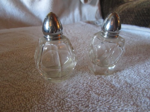 JUEGO VINTAGE DE (PRECIO) SALEROS Y PIMENTEROS DE VIDRIO FORMA DIAMANTE TOPS - Imagen 2 de 6