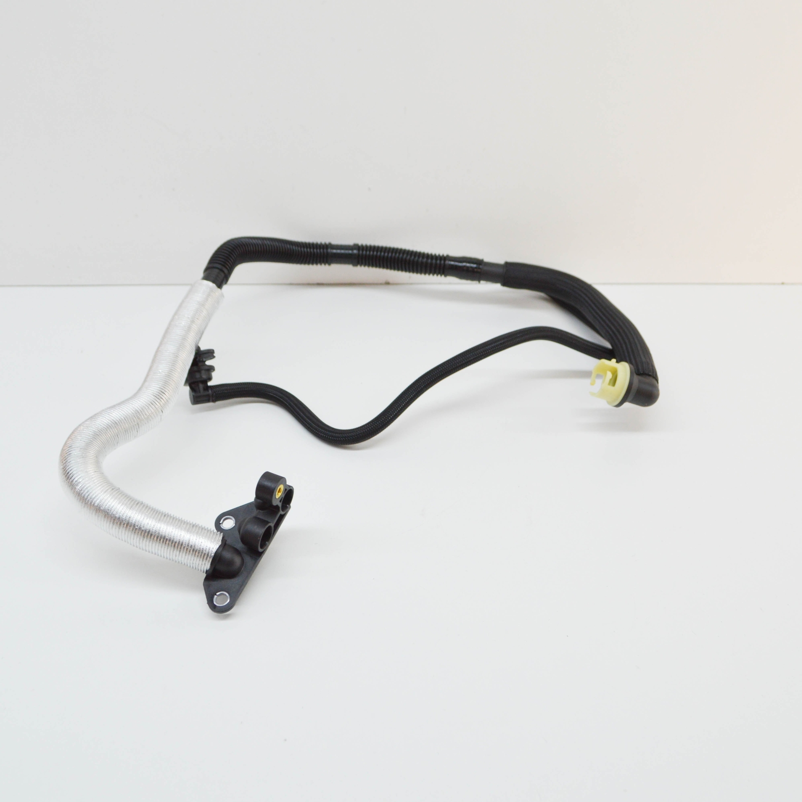 NEW MERCEDES-BENZ GLA X156 ENGINE BREATHING BLEED LINE A1330102100