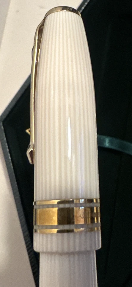 Pluma Estilográfica Conway Stewart Serie 100 Caseína Crema con Borde Dorado Plumín Fino 117/300 Foto 4 de 4