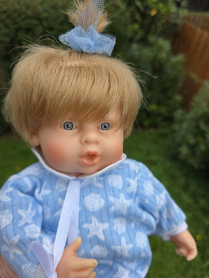 Corolle Puppe 30 cm Daumenlutscher Baby 1998 blond in blau, Sammlerpuppe, Doll