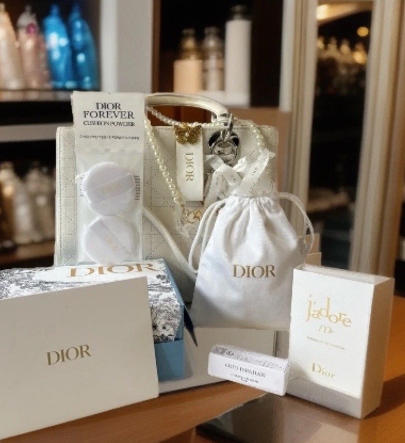 Dior Forever Cushion Powder 2色セット Dior Forever Cushion Powder Perfume Samples Dior Dust Pouch Tote