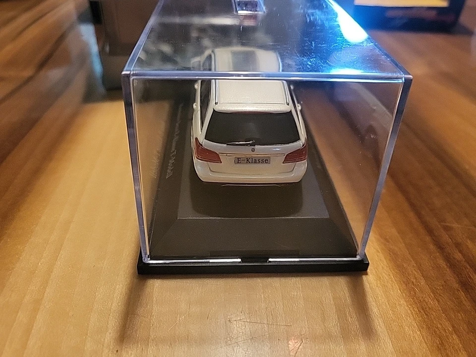 Minicar blanco personalizado concesionario Mercedes-Benz Clase E Estate Wagon 1/43 Foto 4 de 4