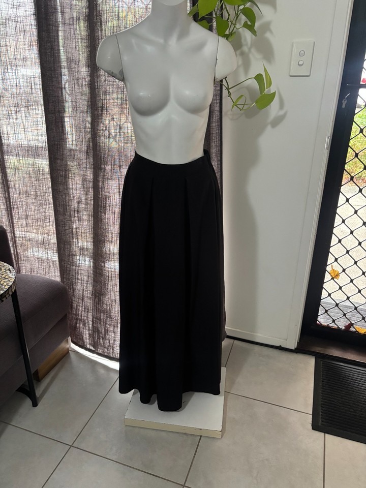 117. Size 12 Maxi Black Maxi Skirt with Pockets w/Elasticated Back