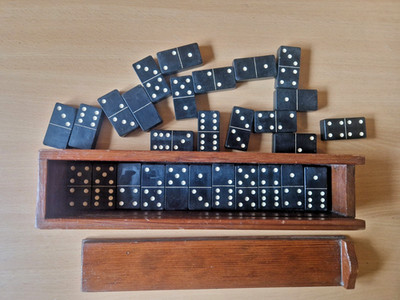 Traditionelle schwarze Vintage Holz Dominos Double 6 Full Set 28 in Holzkiste